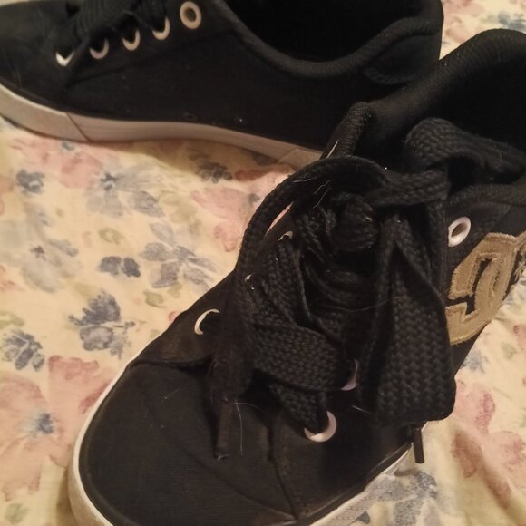 Womens Dc Shoes ( Size 6) - Picture 3 of 7